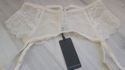 Valkoiset Charnos Sukkanauhaliivit - koko M / 38 - 40