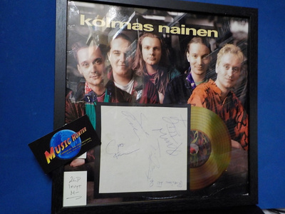 KOLMAS NAINEN TAULU KOKO BÄNDIN NIMMAREILLA