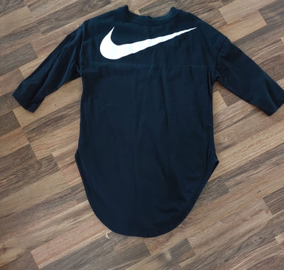 Nike paita pyöristetyllä helmalla koko S