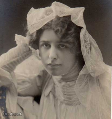 NAINEN / Geraldine Farrar -  oopperalaulaja. 1900-l.