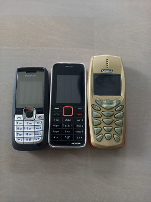 3 kappaletta Nokia puhelimia