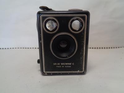 LAATIKKO KAMERA SIX 20 BROWNIE C
