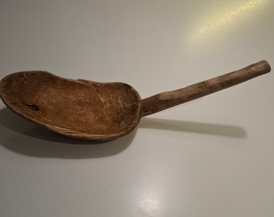 Ikivanha iso puinen kauha, yhdestä puusta