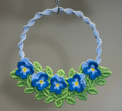 Kranssi/makramee 3 - Sinisävyiset orvokit - 34 x 32 cm