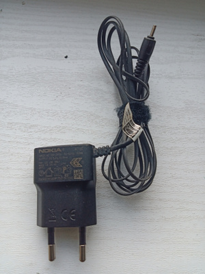 Nokia AC-5E vanha laturi, pieni 2mm plug.