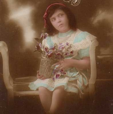 LAPSI / Mietteliäs tyttö orkideakori sylissään. 1900-l.