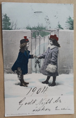Tytöt vaihtamassa avaimia portilla, Uusi Vuosi, p. 1904