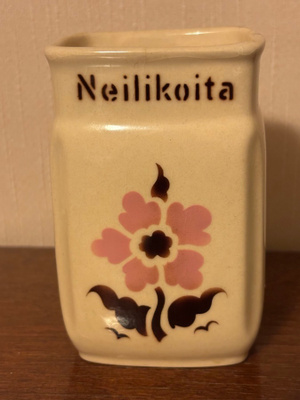 Arabia  maustepurkki: Neilikoita