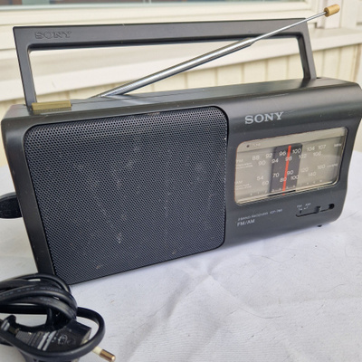 Sony ICF - 780 2-kaistainen matkaradio.