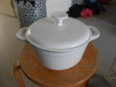 Valurautapata/ kattila, 2,5L, valkoinen.