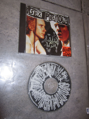 Sex Pistols Kiss This : JULISTE KANSIPAPERIT
