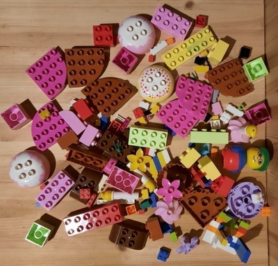 Iso kasa legoja, duploja yms.