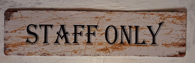 Staff only metallinen kyltti