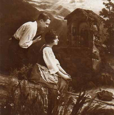 RAKKAUS / Nätti tyttö ja mies kukkulalla. 1900-l.