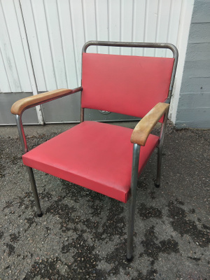 PUTKIRUNKOINEN TUOLI