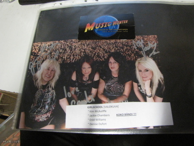 GIRLSCHOOL VALOKUVA KOKO BÄNDIN NIMMAREILLA