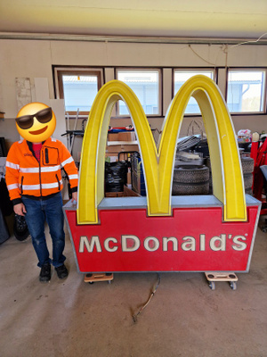 Mäkkäri valomainos
