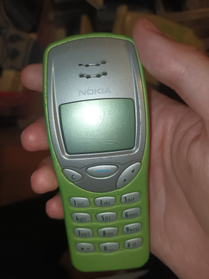 Vihreä Nokialainen matkapuhelin Model 3210