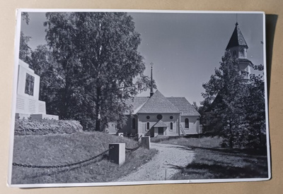 Kuhmoinen, Kuhmoisten kirkko ja v. 1918 sankarihauta, ei p.