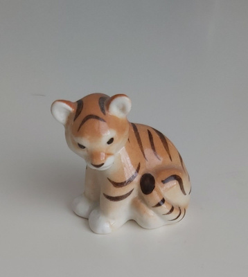 LOMONOSOV TIIKERINPENTU-FIGUURI, korkeus 5 cm