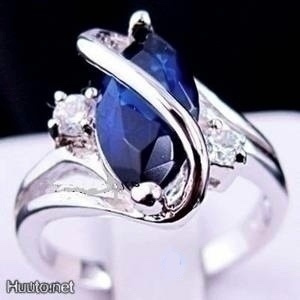 42 .. 14Kt Valkokulta Sapphire Tyylikäs Kaunis .. Sormus
