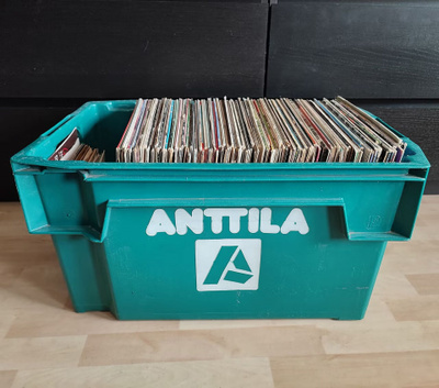 Anttilan varastolaatikko, jossa n. 150 LP- ja 40 singlelevyä