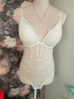 Vaniljanvärinen body 38/M
