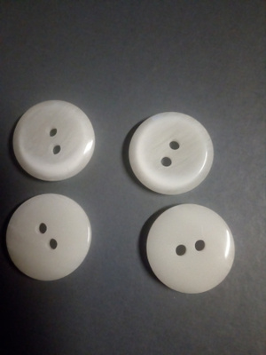 Lähes valkoinen nappi 23mm