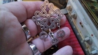 Kalevala Koru  . Karjalainen nauhapunos . Rintaneula