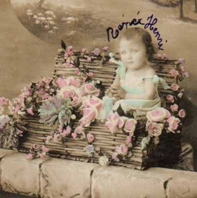 LAPSI / Suloinen tyttövauva penkillä ja ruusuja. 1900-l.