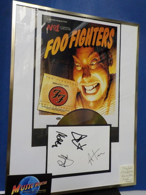 FOO FIGHTERS TAULU NELJÄLLÄ NIMMARILLA