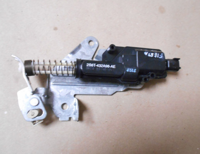 Takaluukun lukitusmoottori Ford 2S6T432A98AE. Ford Fiesta V