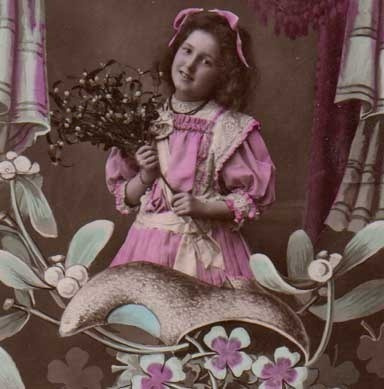 LAPSI / Hymyilevä tyttö mistelikimppu kädessään. 1900-l.