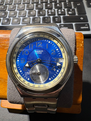 Swatch Irony teräskello sinisellä taululla