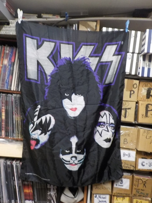 KISS FACES 2000  SEINÄLIPPU