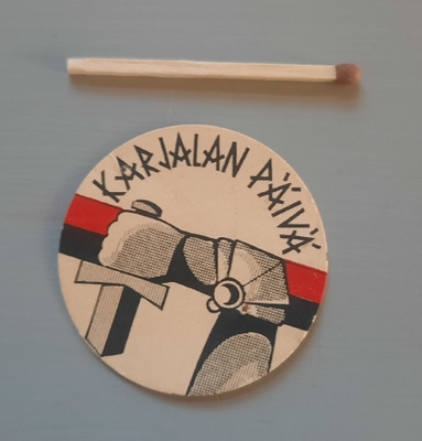 pahvimerkki Karjalan päivä, vanha, neulanreiät