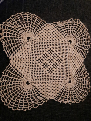 Luonnonvaalea virkattu liina 40x40cm