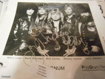 MAGNUM B/W PROMOKUVA KOLMELLA NIMMARILLA+BIOGRAPHIA