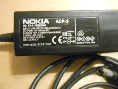 Nokia ACP-3 laturi, out 12V. Isopäinen.