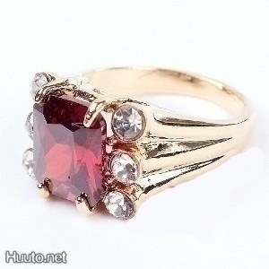 36 .. 14kt Kulta Red Ruby Itävallan Crystal .. Sormus