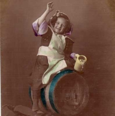 LAPSI / Ison tynnyrin päällä istuva iloinen lapsi. 1900-l.