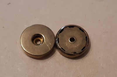 Magneettinappi, 200 kpl. , 3,5 x 14 mm. , reiällä.