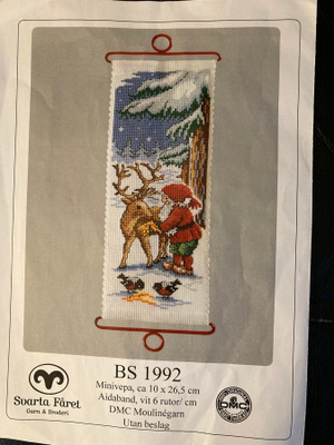 Ristipistomalli Joulutonttu ja poro metsässä