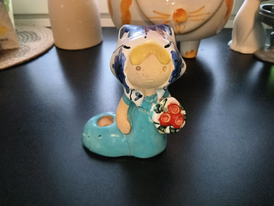 Keramiikka tyttö figuuri