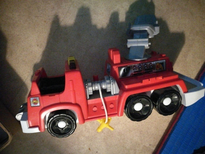 Fisher Price -Paloauto äänillä 35cmx12cmx 11cm(+8 cm)