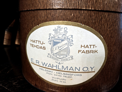 Silinterihattu alkuperäisessä hatturasiassa, E. R. Wahlman O