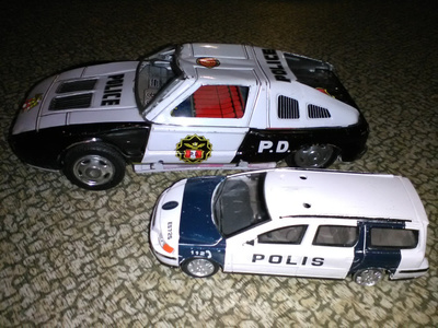 POLIISIAUTOT 2 kpl metalliset