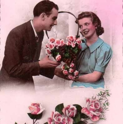 ART DECO / Suloinen tyttö saa mieheltä ruusuja. 1940-l.