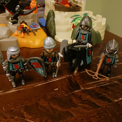 PLAYMOBIL KINIGHTS LOT  #2  - HEAD HUNTER STORE.
