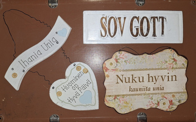 Hyvän yön kylttejä eri kielillä